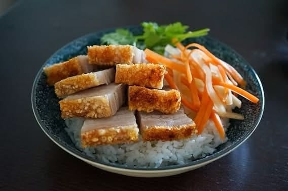 C3. Heo Quay (Crispy Pork Belly).